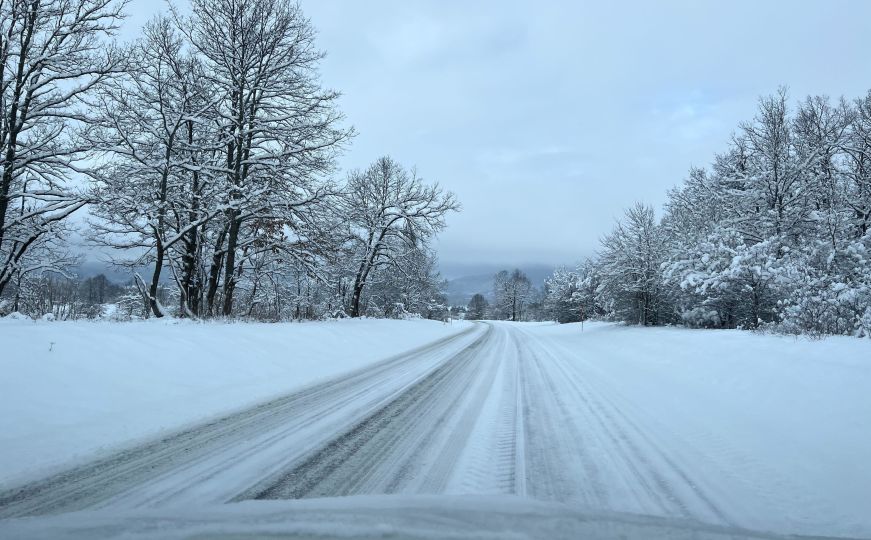 Upozorenje za vozače: Saobraća se usporeno zbog snijega na cesti