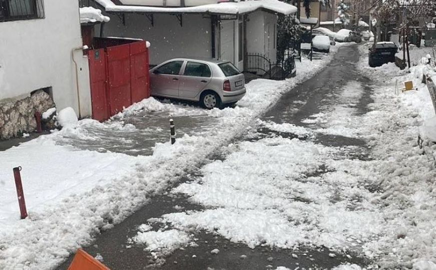 Vlada KS poslala poruku građanima koji iz avlija izbacuju snijeg na čiste saobraćajnice