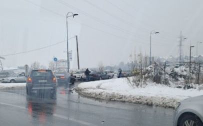 Kolaps na izlazu iz Sarajeva: Saobraćajna nesreća na kružnom toku