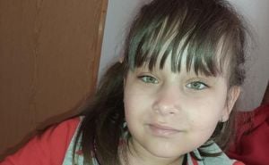 BiH: Pomozi.ba pokrenuo apel za malenu Nejlu koja život provodi u invalidskim kolicima
