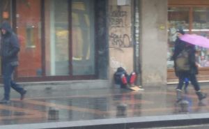 Slika mališana koji prosi na ulicama Sarajeva potresla brojne građane: Gdje su i šta rade nadležni?
