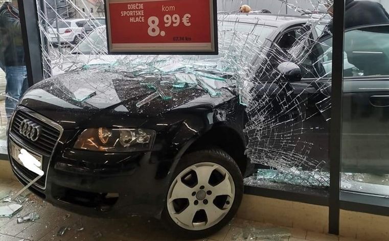 Neobična nesreća u Kutini: Automobilom uletjela u Lidl, alkotestirana je