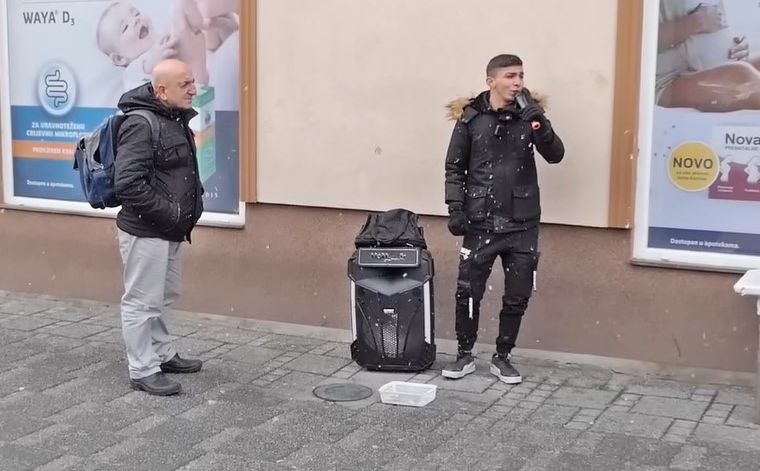 Priča iz BiH: "Bolje pjevati nego prositi, tjeraju me sa ulice, ali ne odustajem"