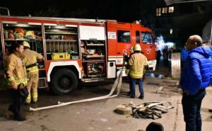 Intervenirali sarajevski vatrogasci: Planuo automobil u Vogošći, nepoznat uzrok