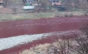 Šta se dešava kod Zenice: Rijeka Bosna pocrvenila, alarmirana i policija