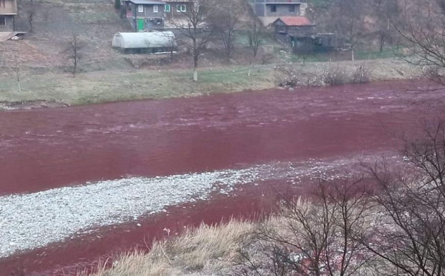 Šta se dešava kod Zenice: Rijeka Bosna pocrvenila, alarmirana i policija