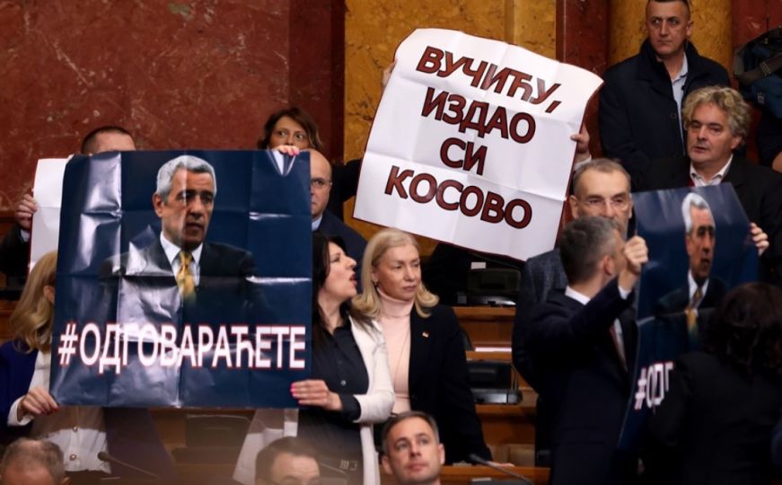 Haos u Skupštini Srbije: Zastupnici opozicije krenuli ka Aleksandru Vučiću
