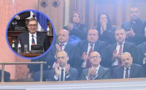 Zastupnici u Skupštini dočekali Aleksandra Vučića ovacijama i gromoglasnim pljeskom