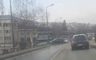 Udes u Sarajevu: Automobil udario u stub ulične rasvjete