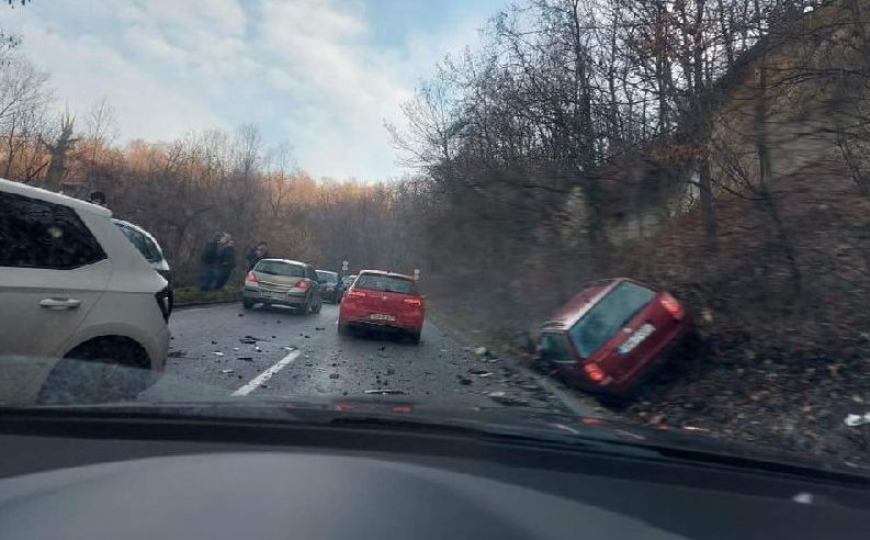 Teška saobraćajna nesreća kod Tuzle, učestvovala 4 vozila: Saobraćaj obustavljen, hitna na terenu