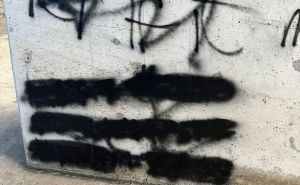 Precrtani uvredljivi grafiti na mostu "Franje Tuđmana" u Čapljini