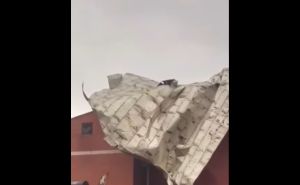 Snažan vjetar u Bijeljini: Skinuo lim sa krova zgrade