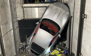 Nesvakidašnji slučaj na Floridi: Ferrari ispao iz lifta