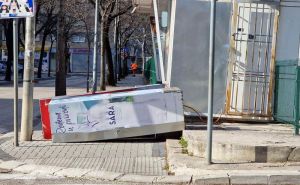 Snažan vjetar odnio dio krovne konstrukcije s crkve u Mostaru, vozači pozvani na veliki oprez