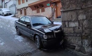 Saobraćajna nesreća u Sarajevu: Mercedesom udario u kulu na Vratniku