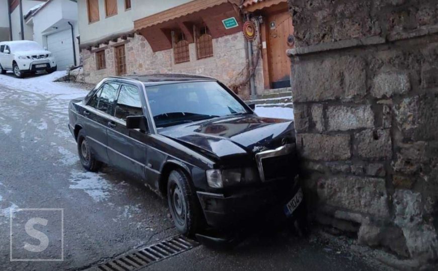 Saobraćajna nesreća u Sarajevu: Mercedesom udario u kulu na Vratniku