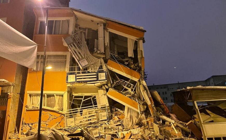 Kamere snimile trenutak kada je počeo zemljotres u Turskoj: 'Čuo se jak huk, onda se počelo tresti'