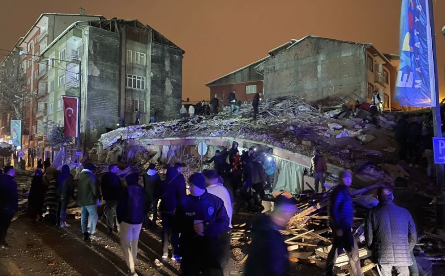 Potvrđeno: Jedan državljanin BiH pod ruševinama, spasioci tragaju za njim