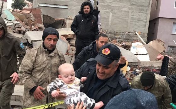 Emotivan prizor iz Turske: Heroji iz ruševina spasili bebu nakon razornog zemljotresa
