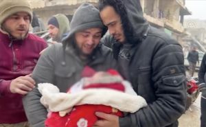 Snimak koji slama srca i dušu: Sirijac u suzama nosi mrtvu bebu nakon razornog zemljotresa