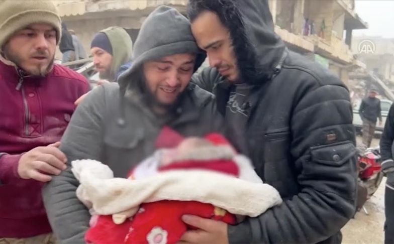 Snimak koji slama srca i dušu: Sirijac u suzama nosi mrtvu bebu nakon razornog zemljotresa