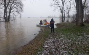 Policija u Slavoniji spasila 16 migranata iz poplavljenog područja: 'Bili su mokri i promrzli'