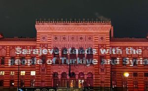 Sarajevo: Poruka podrške narodima Turske i Sirije ispisana na Vijećnici