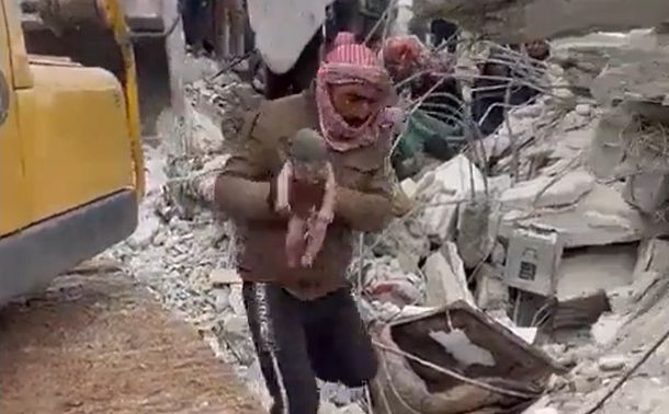 Društvenim mrežama širi se nevjerovatan snimak: Žena u Siriji rodila bebu ispod ruševina!