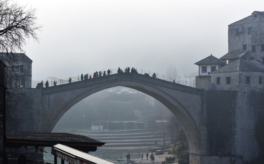 Podnesena inicijativa da Grad Mostar zabrani i kažnjava "amaterske TikTok skokove sa Starog mosta"
