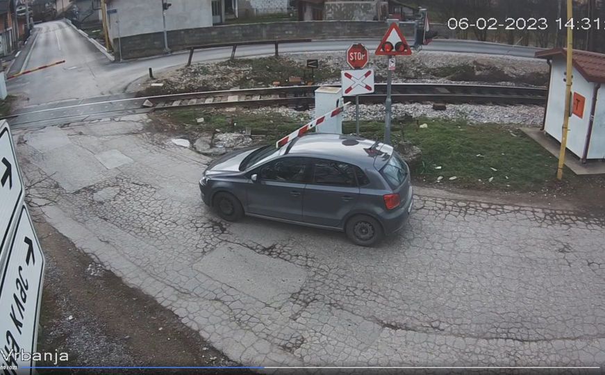 Snimak još jedne bahate vožnje u BiH: Vozač nije stao na signale, srušio rampu...