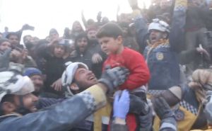 Emotivne scene iz Sirije: Spašena tročlana porodica