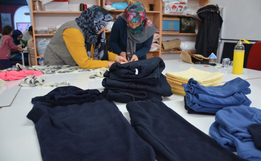 Vrijedne Turkinje šiju odjeću za žrtve zemljotresa