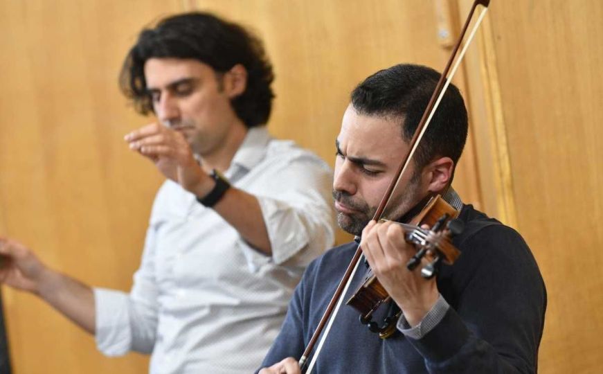 Rumunski dirigent Minhea Ignat i španski violinist Antonio Egea na koncertu Sarajevske filharmonije