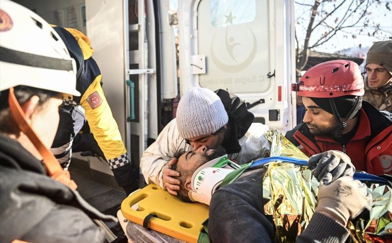 Muškarac u Turskoj spašen nakon 77 sati, brat ga od silne radosti nije prestajao grliti i ljubiti