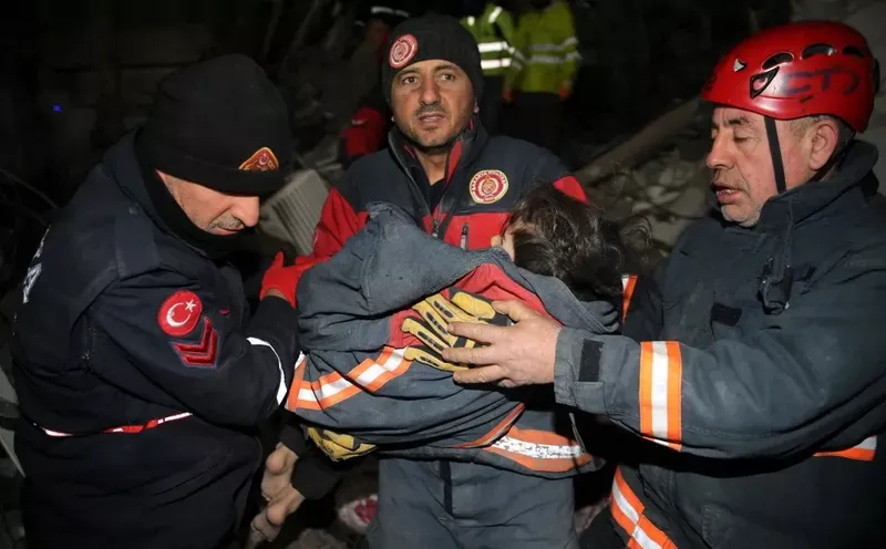 Spasioci nakon čak 73 sata izvukli mamu, tatu i njihovu kćerku iz ruševina: 'Nismo gubili nadu'