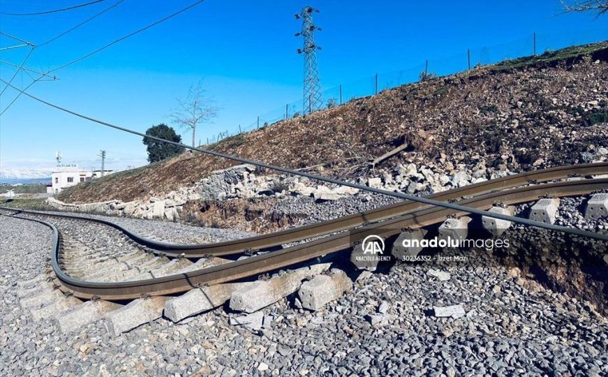 Iskrivljena pruga pokazuje jačinu zemljotresa koji je pogodio Tursku