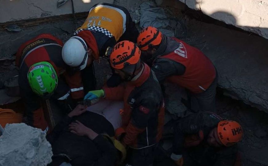 U akciji i spasioci iz BiH: Šest članova porodice jutros spašeno iz ruševina u Turskoj