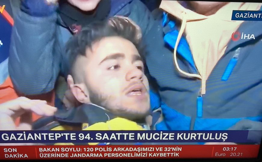 Tinejdžer jutros spašen iz ruševina u Turskoj: 'Pio sam vlastiti urin da preživim'