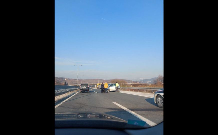 Saobraćajna nesreća na ulazu u Sarajevo: Saobraćaj usporen, sudjelovala dva vozila