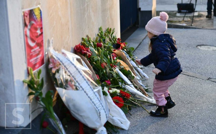 Suze, tišina, molitva: Građani ostavljaju cvijeće za žrtve ispred turske ambasade u Sarajevu