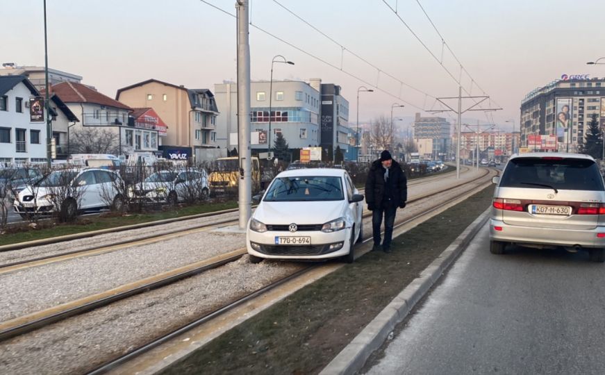 Nesreća u Sarajevu: Automobil izletio sa kolovoza i završio na tramvajskim šinama