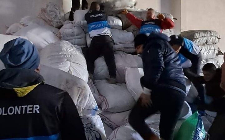 Ekipa Pomozi.ba čitav dan na terenu: Pogledajte kako pružaju pomoć stanovnicima Turske