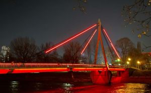 Znak solidarnosti: Mostovi u Zenici osvijetljeni crvenom bojom