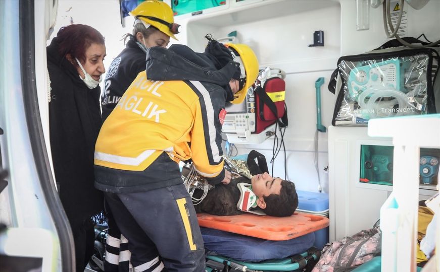 Novo čudo u Turskoj: Trinaestogodišnjak izvučen iz ruševina 128 sati nakon zemljotresa