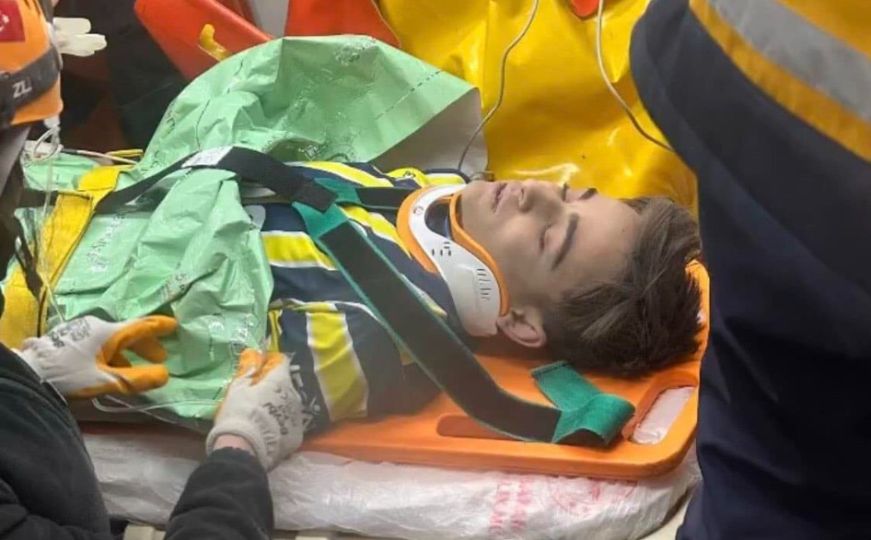 Mladić spašen živ nakon provedenih 119 sati ispod ruševina, dočekao spasioce s osmijehom na licu