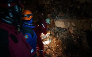 Objavljene fotografije: Specijalizirani tim FUCZ-a traga za 150 osoba ispod ruševina u Hatayu