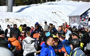 Kafa, šetnja i zimski sportovi: Sunce izmamilo građane na Bjelašnicu