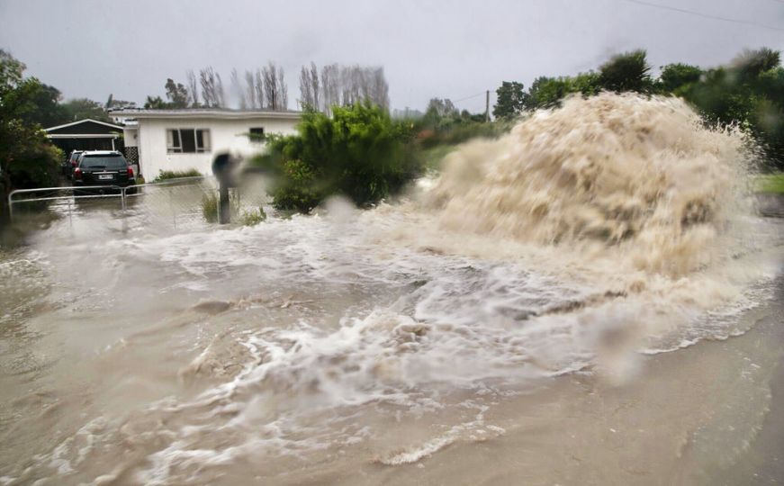 Vanredno stanje na Novom Zelandu, oluja sve uništava, pogledajte kako nestaje most