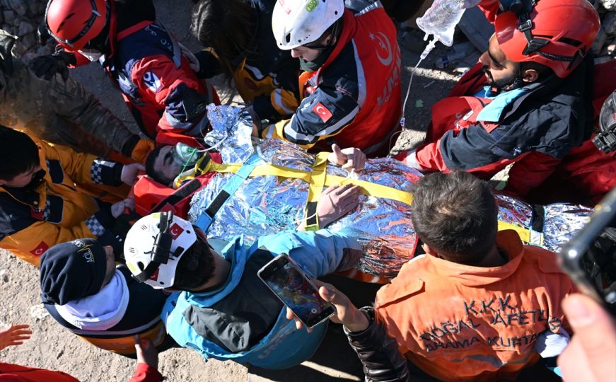 Nakon 198 sati: Ispod ruševina u Turskoj spašen osamnaestogodišnjak Muhammed