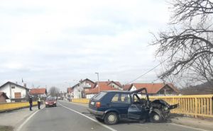 Nova nesreća na bh. putevima: U smrskanom Golfu najmanje jedna povrijeđena osoba